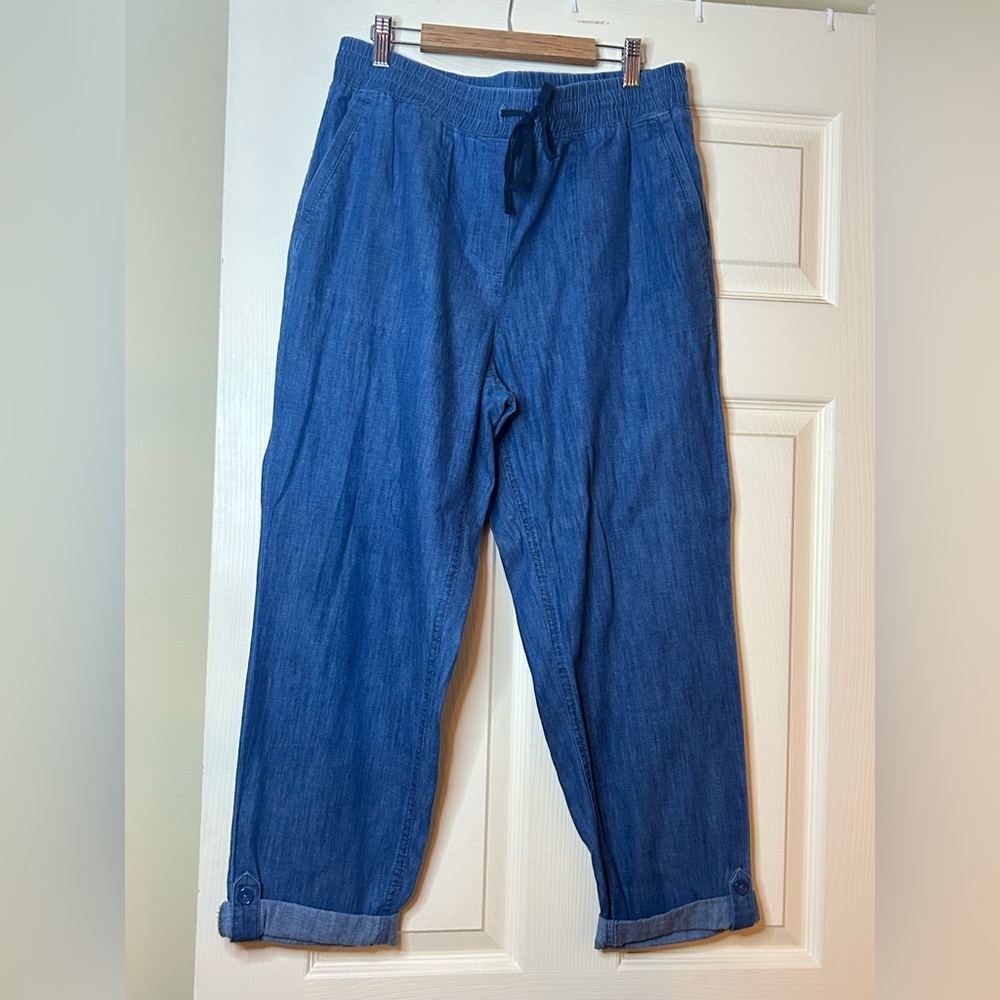 Woman's Cropped light weight Blue Jeans